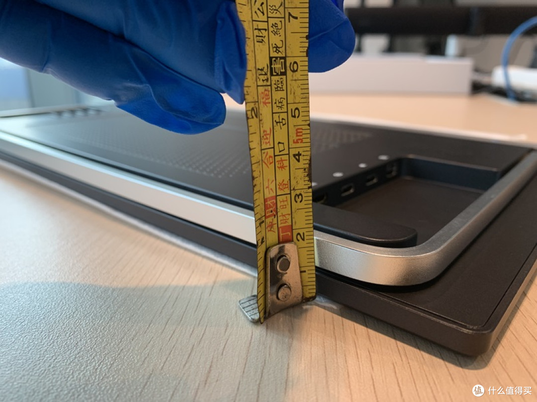 屏幕厚1厘米左右，加上后面支撑杆和电路板厚月1.7厘米左右