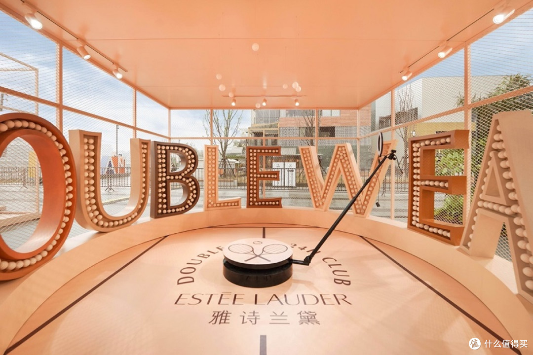 雅诗兰黛携DW粉底液亮相上海西岸梦中心 打造24小时持妆网球场