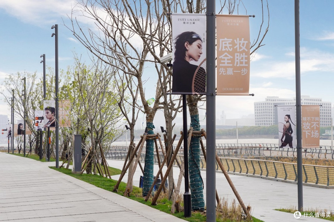 雅诗兰黛携DW粉底液亮相上海西岸梦中心 打造24小时持妆网球场