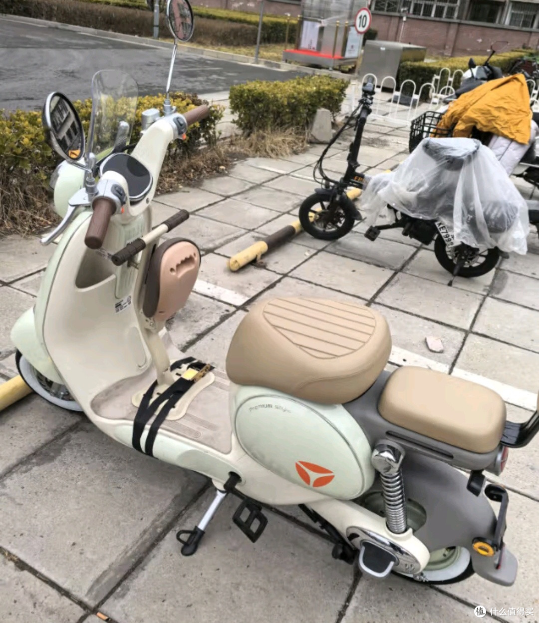 【雅迪冠能Q50深度测评】王鹤棣同款「城市轻骑新国标智能天花板