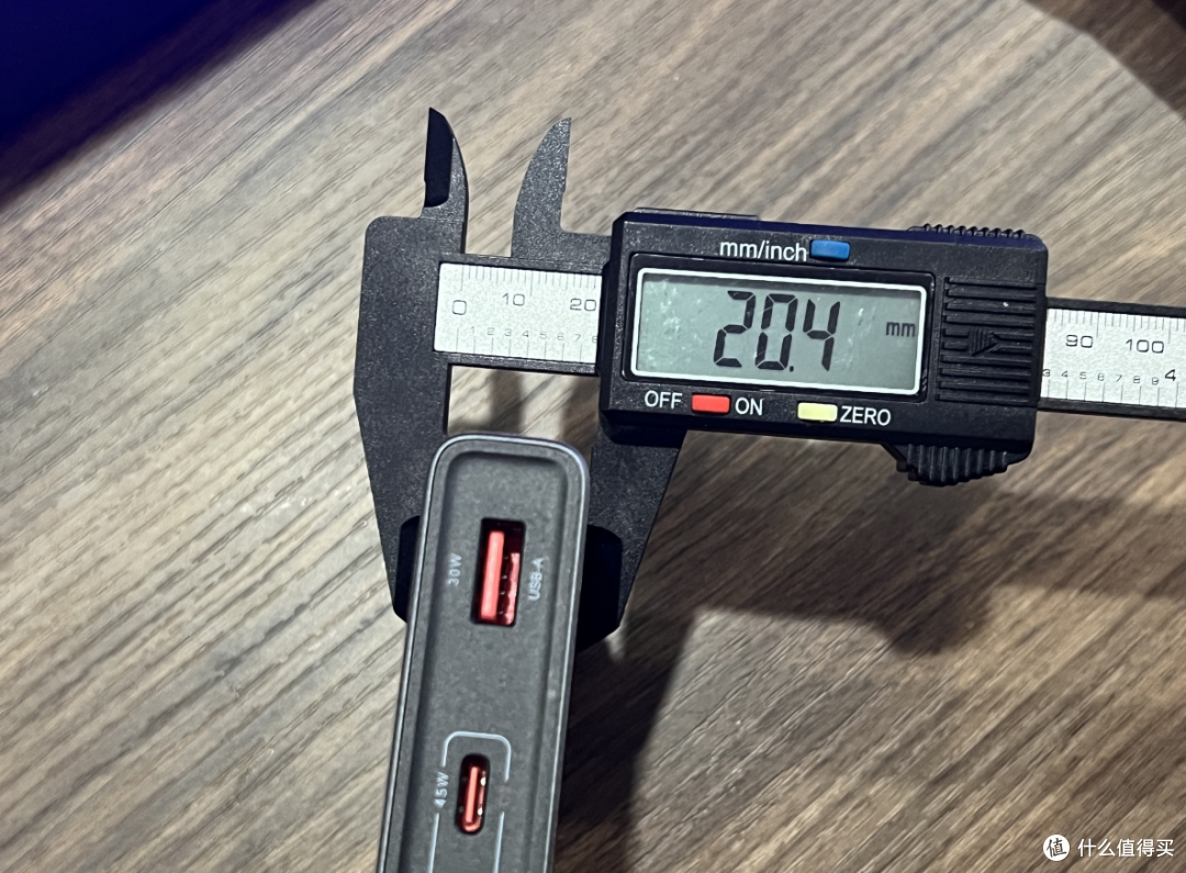 桌搭党狂喜!能站能躺能倒立多形态玩法,移速165W百变桌面充电站