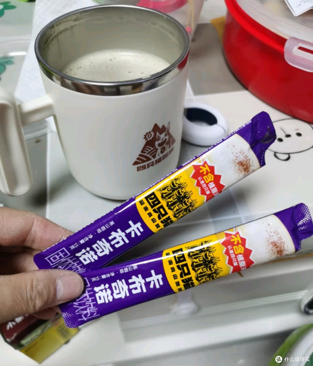 唤醒春日饮品味蕾,四只猫蓝山特浓拿铁黑咖啡。