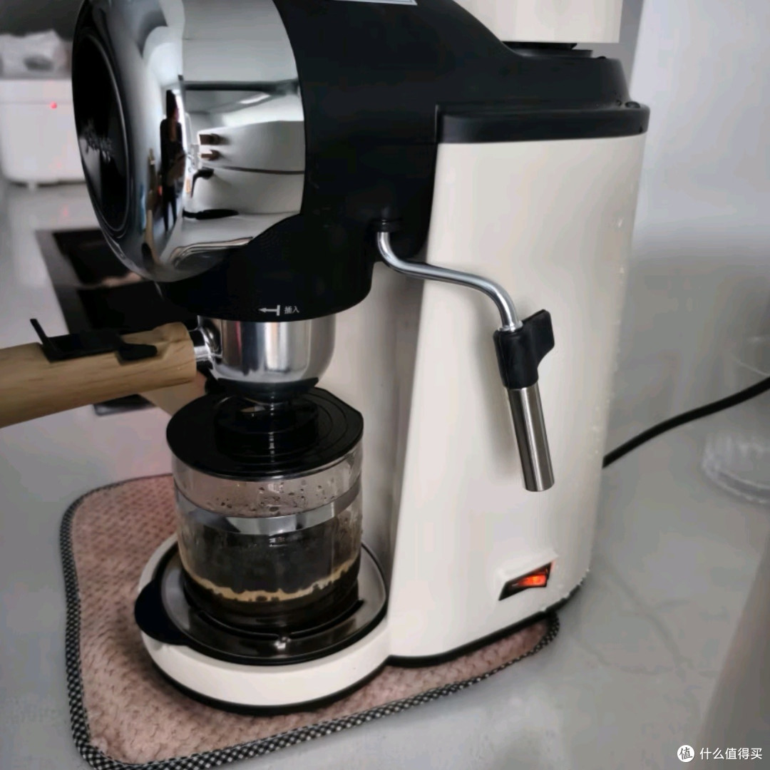 小熊家用意式半自动咖啡机:米白色魅力,一键开启花式咖啡之旅