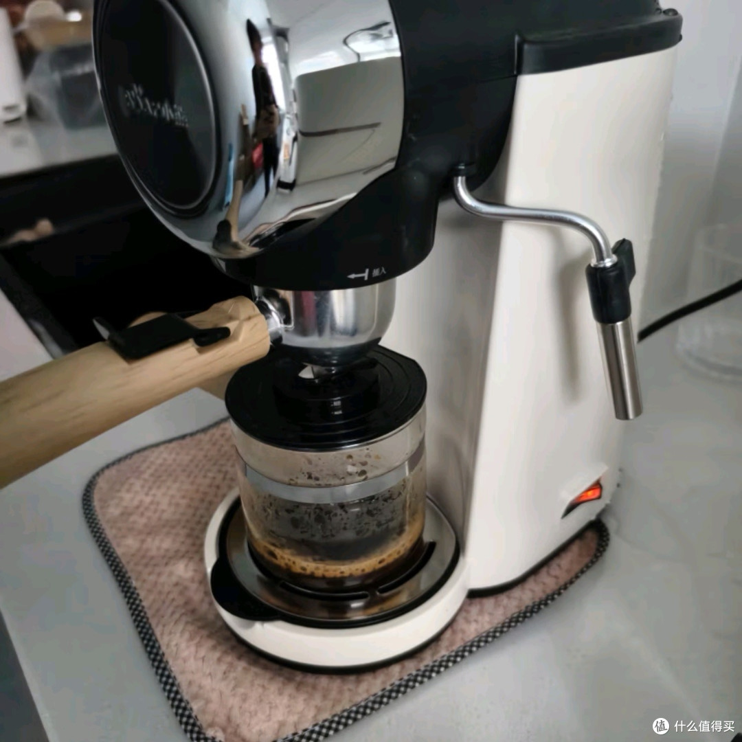 小熊家用意式半自动咖啡机:米白色魅力,一键开启花式咖啡之旅