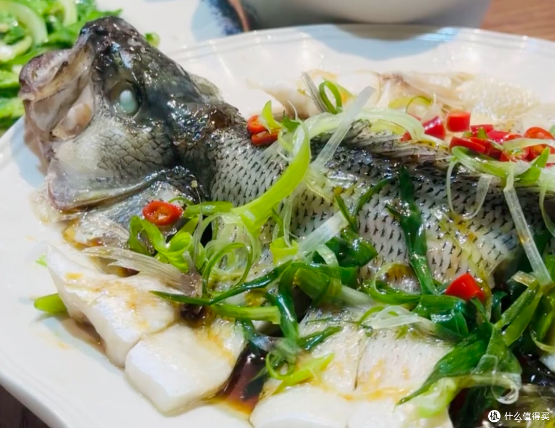 清蒸鲈鱼鲜嫩无比,做法简单!