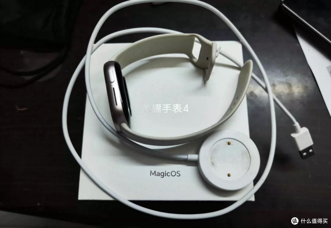 荣耀Watch 4：独立通讯与健康管理的腕上管家