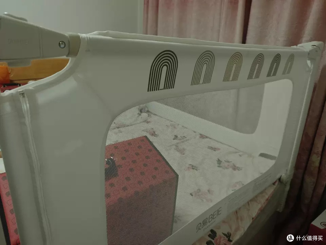 贝易彩虹床围栏:宝宝的安全守护者