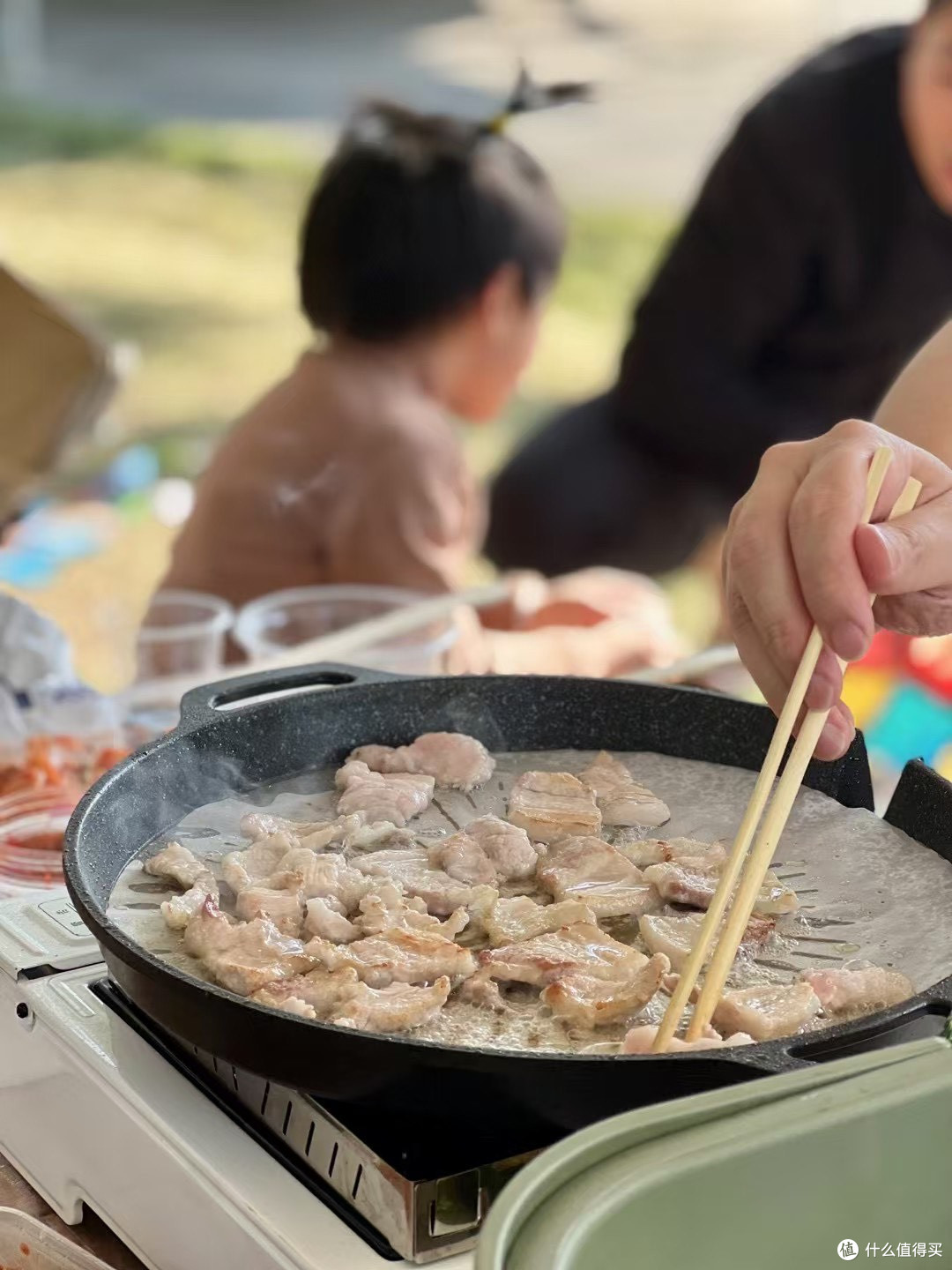 沉浸式春日露营:烤五花肉的舌尖狂欢