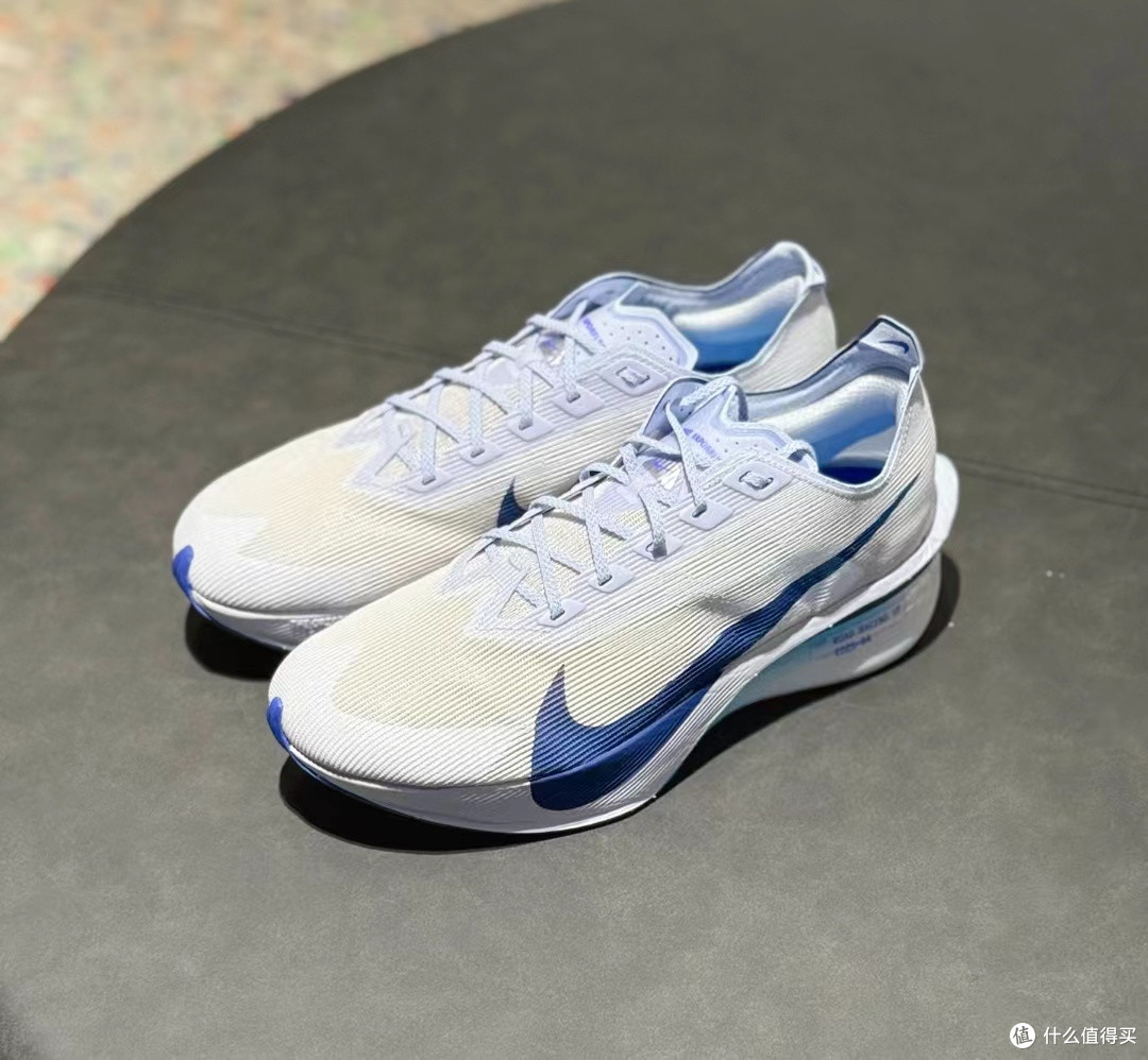 跑步界的“蓝色闪电”：耐克 ZOOMX VAPORFLY NEXT 4% 跑步鞋