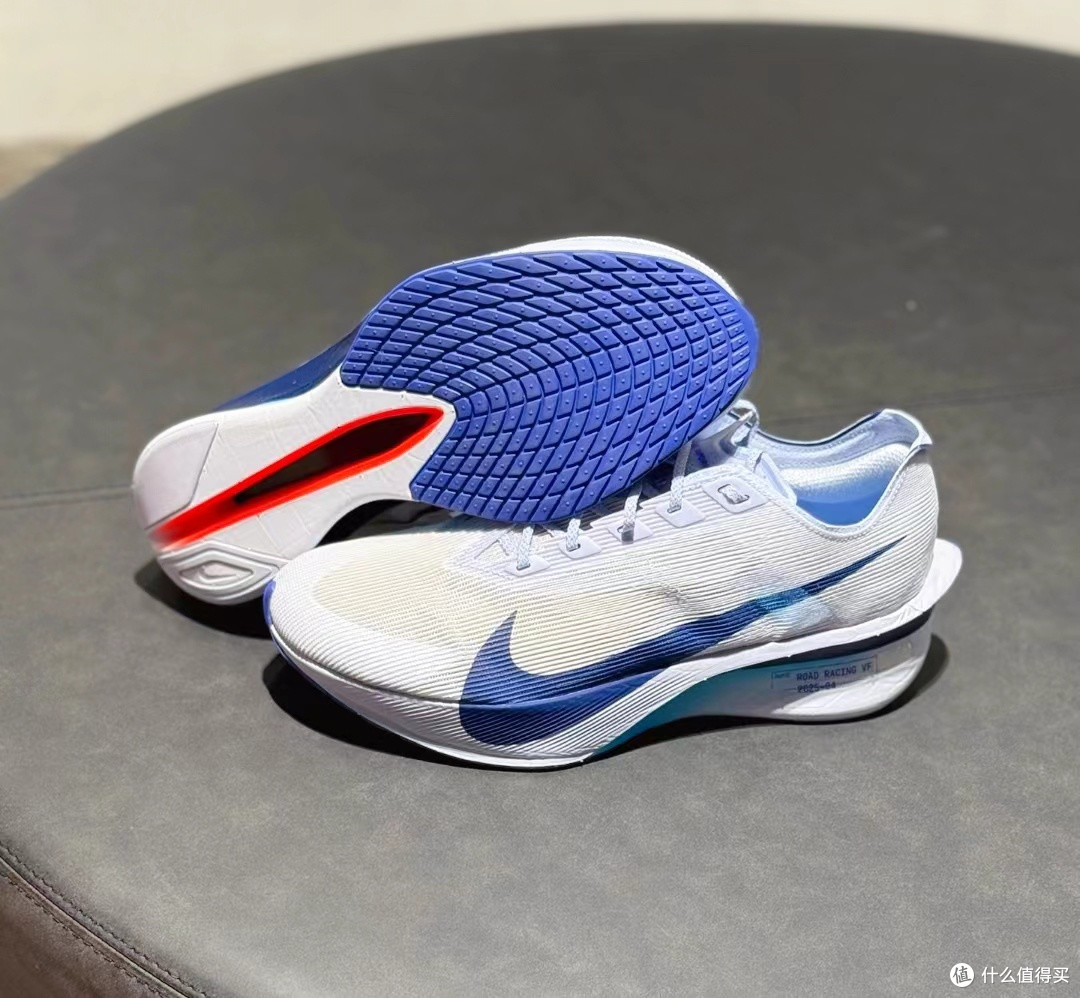 跑步界的“蓝色闪电”：耐克 ZOOMX VAPORFLY NEXT 4% 跑步鞋