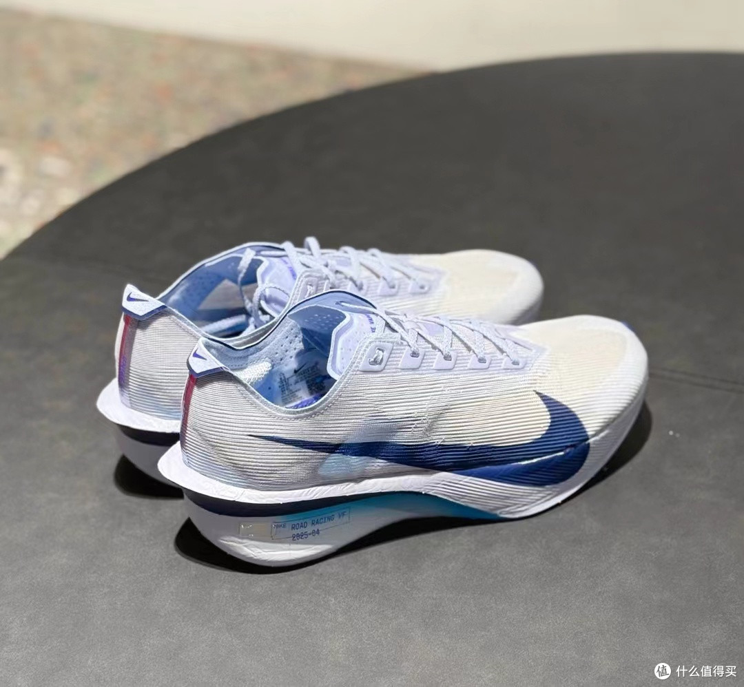 跑步界的“蓝色闪电”：耐克 ZOOMX VAPORFLY NEXT 4% 跑步鞋