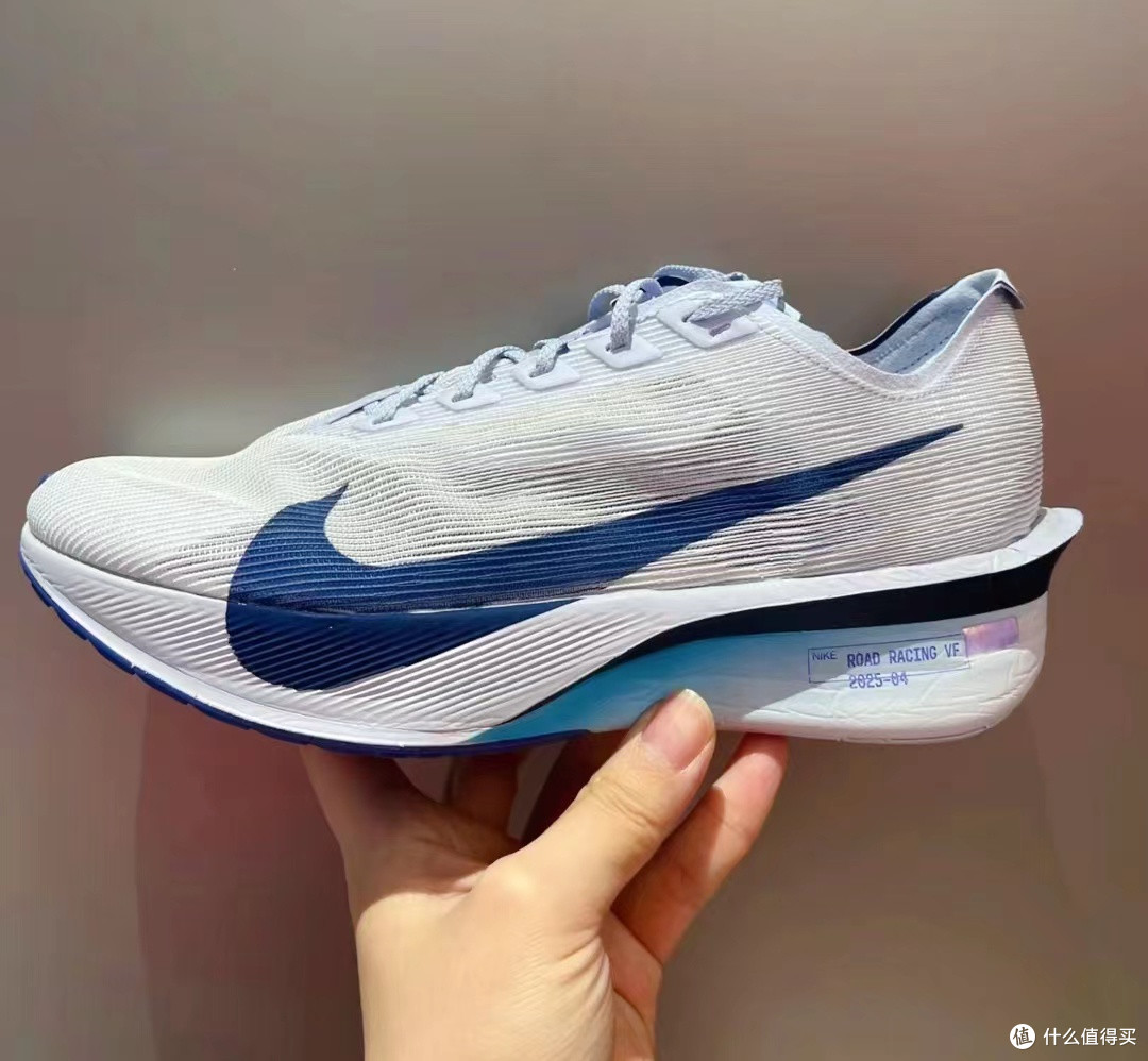 跑步界的“蓝色闪电”：耐克 ZOOMX VAPORFLY NEXT 4% 跑步鞋