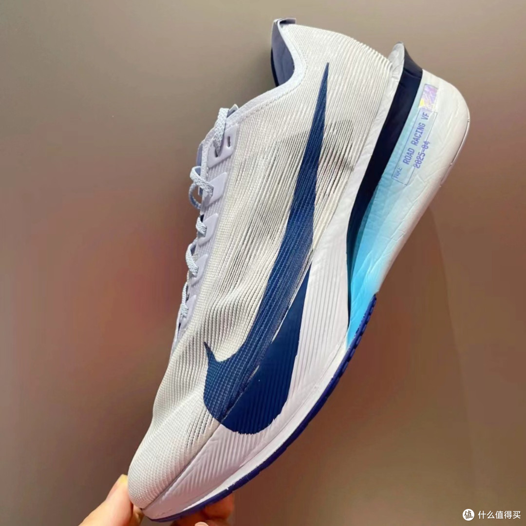 跑步界的“蓝色闪电”：耐克 ZOOMX VAPORFLY NEXT 4% 跑步鞋