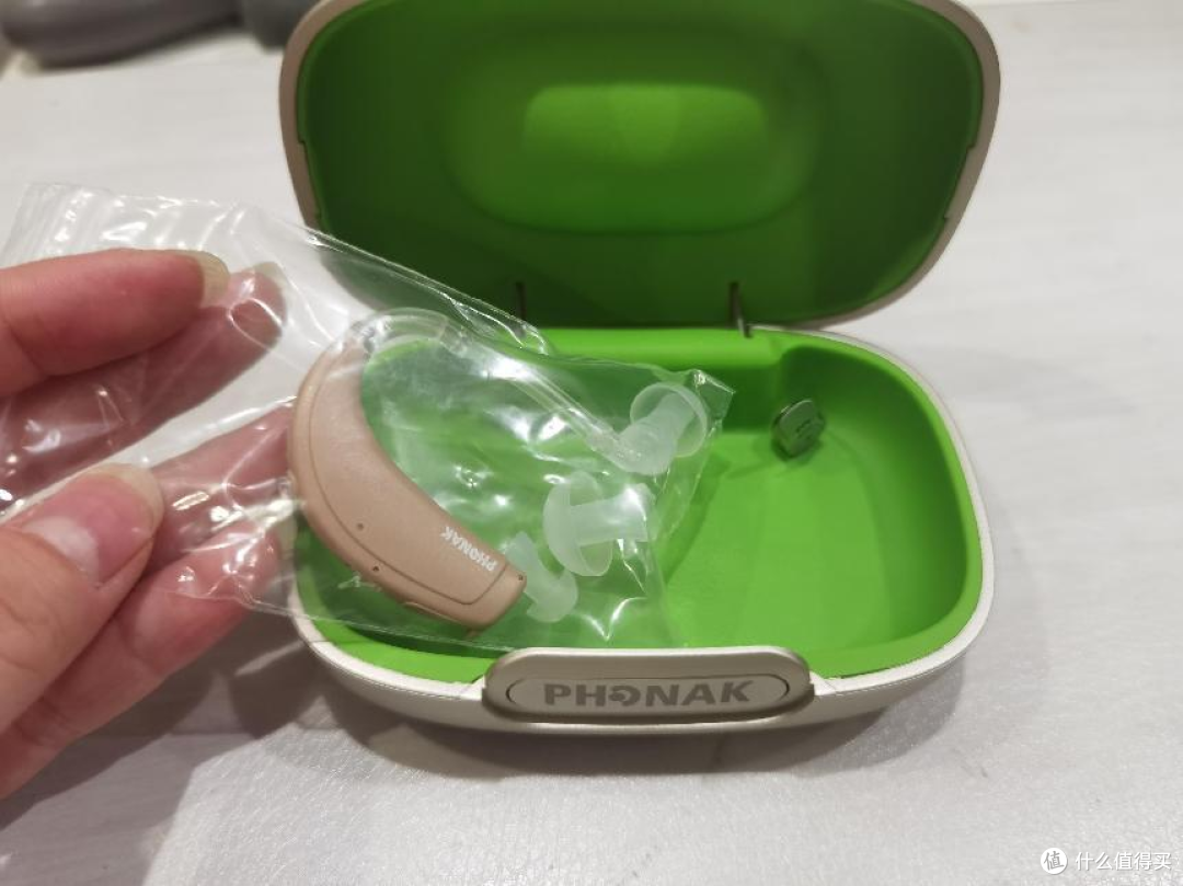 助听器老人推荐什么好？助听器电池款还是充电款好？