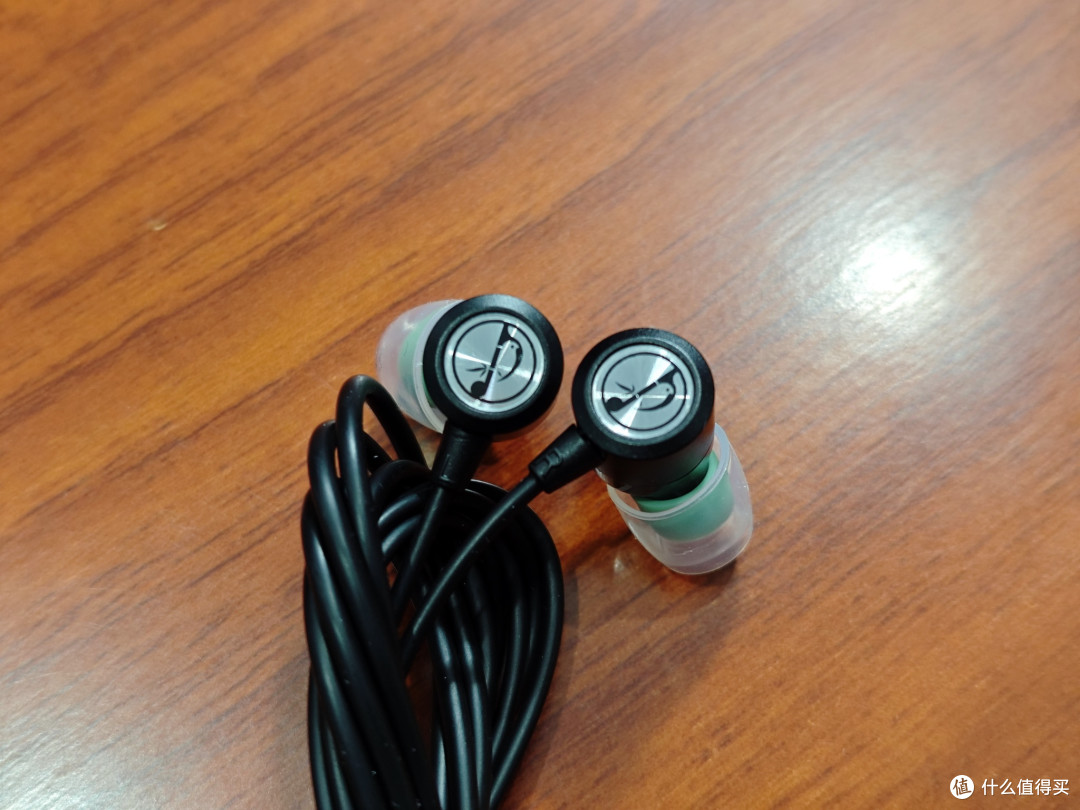想要价格便宜佩戴舒适的入耳式有线耳机吗?夜莺z1就能满足你。