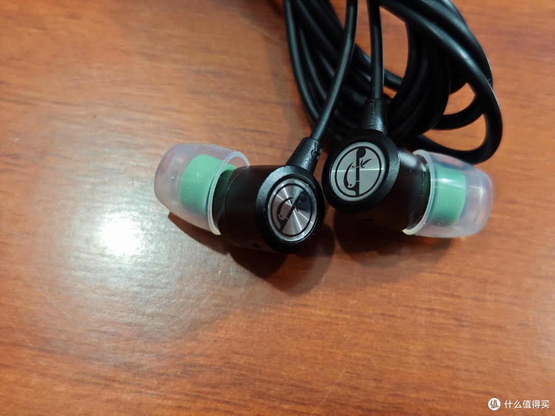 想要价格便宜佩戴舒适的入耳式有线耳机吗?夜莺z1就能满足你。