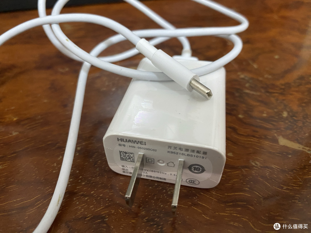 华为的10w充电器，这个功率也是没谁了。