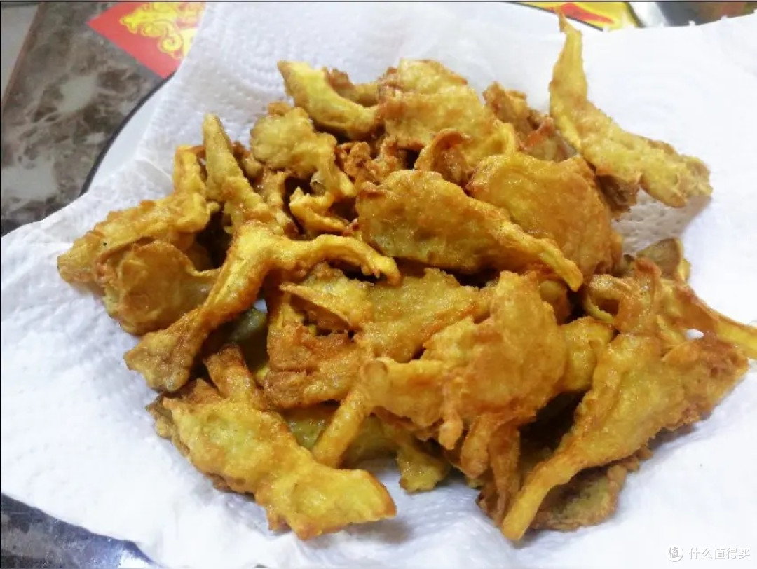 炸平菇：酥脆中的鲜香诱惑