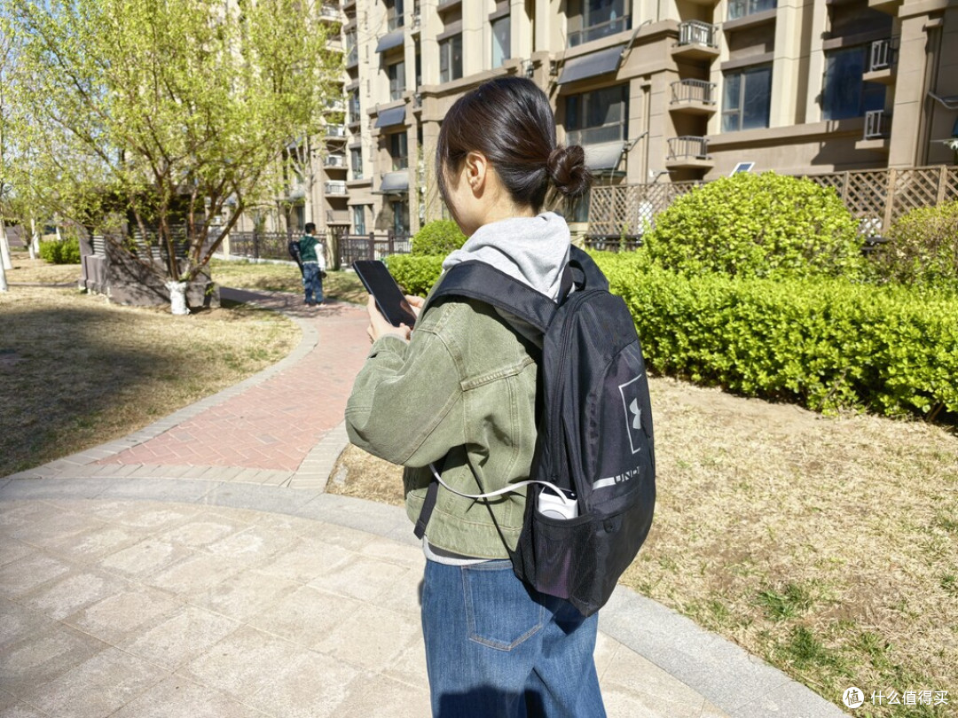 外出只带了充电宝没带线？不用怕，iWALK拉拉宝MAX自带70cm伸缩线
