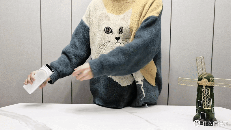 外出只带了充电宝没带线？不用怕，iWALK拉拉宝MAX自带70cm伸缩线