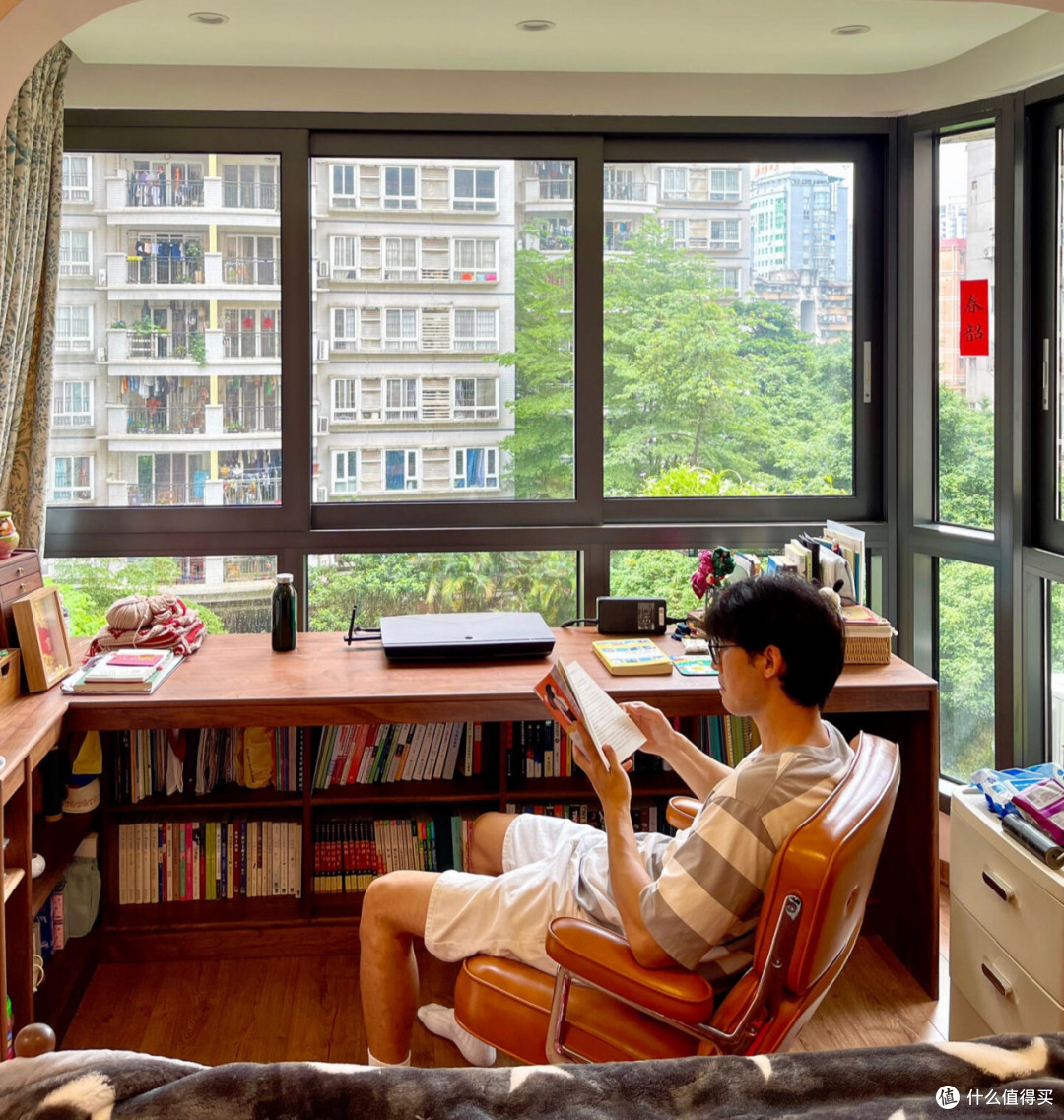 老公执意要将飘窗改成书桌，入住后才发现：太完美了！