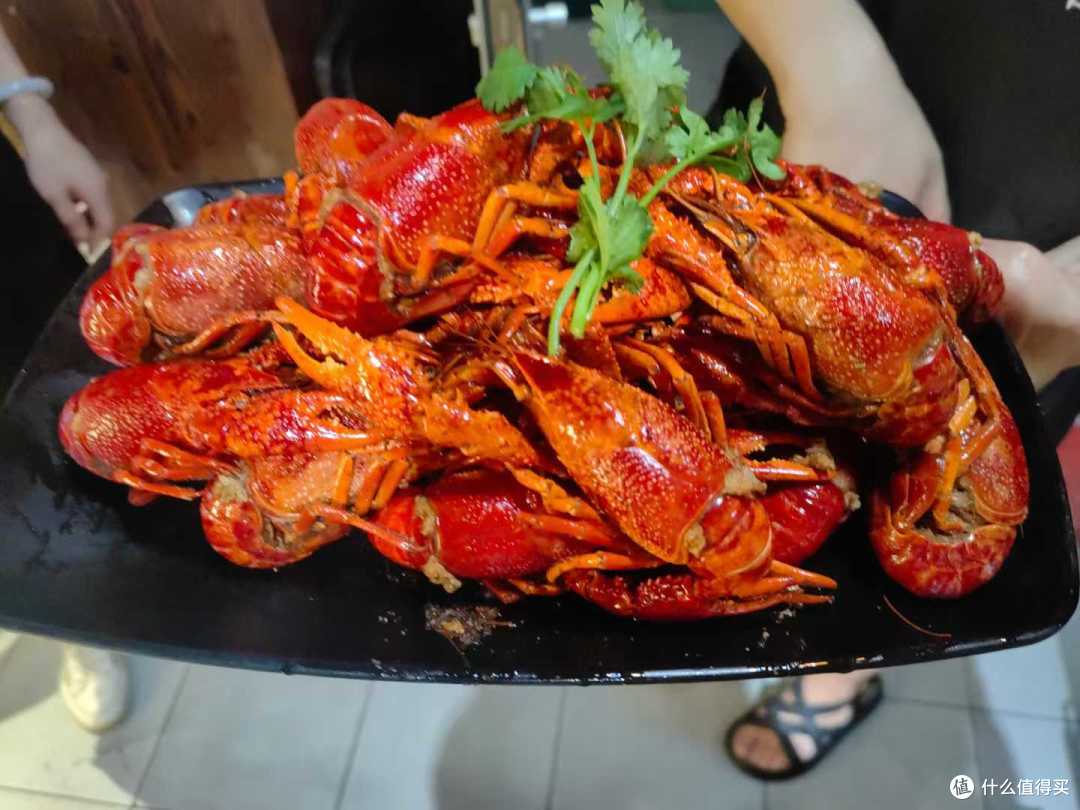 周末欢聚:烧烤小龙虾的美味时光