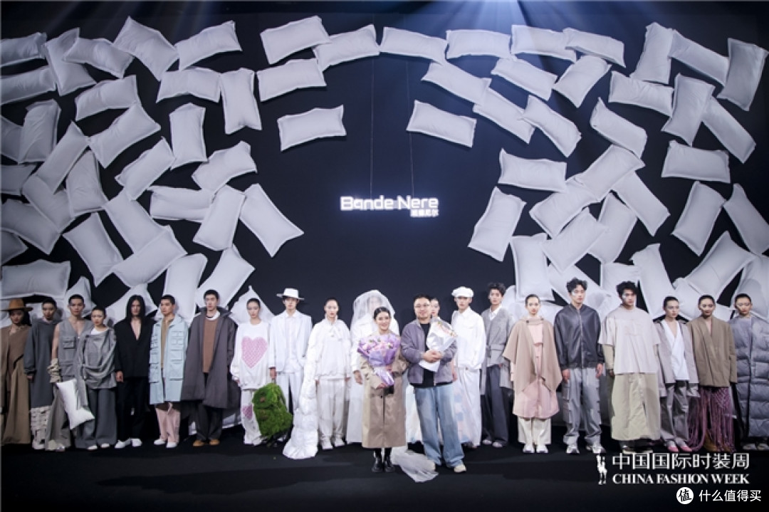 从“班味”到自由呼吸：BandeNere时装周上演打工人逃离计划