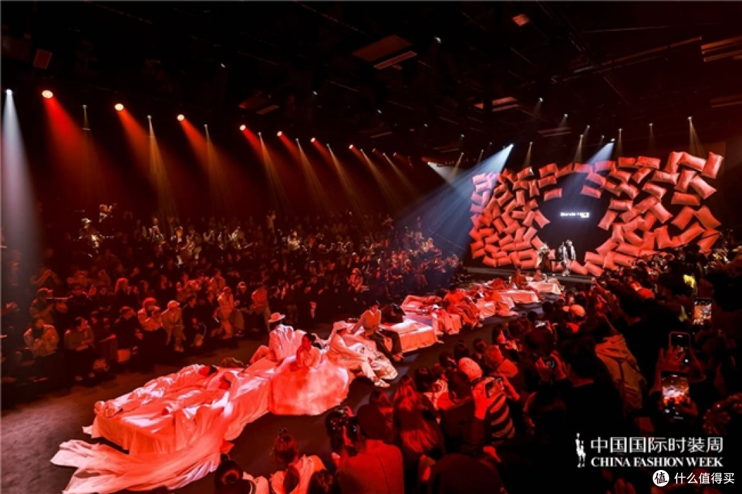 从“班味”到自由呼吸：BandeNere时装周上演打工人逃离计划