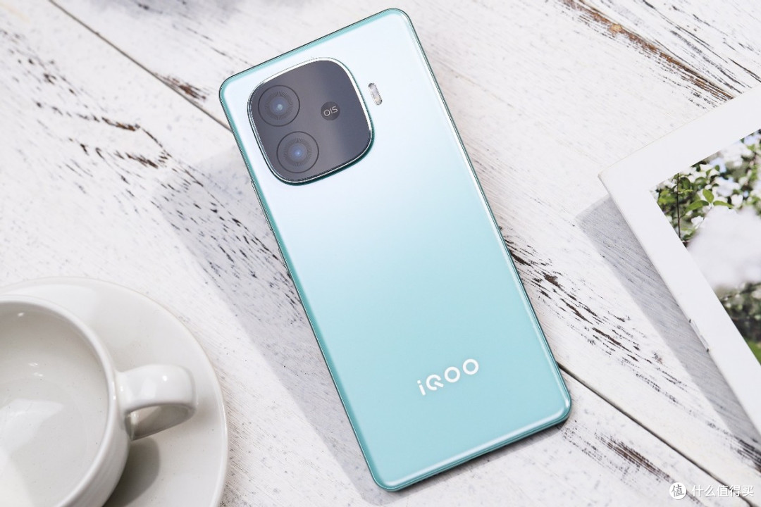 Vivo 真猛,6400mAh+骁龙8sGen3芯+1.5K分辨率,体验亲民价!