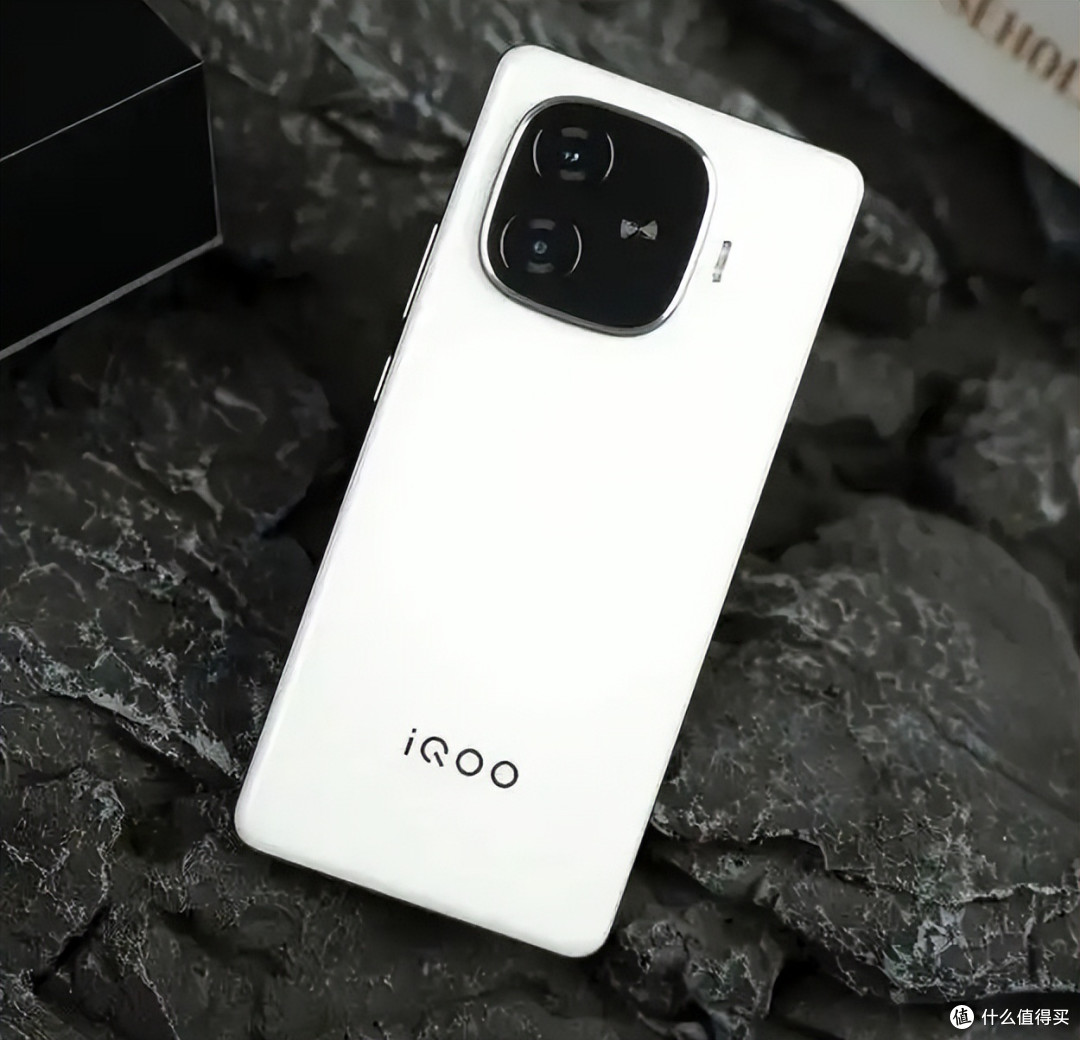 Vivo 真猛,6400mAh+骁龙8sGen3芯+1.5K分辨率,体验亲民价!