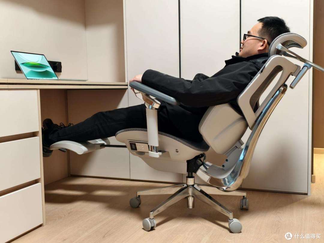 4699元起售，智能化人体工学椅是否智商税？黑白调X7上手体验实测