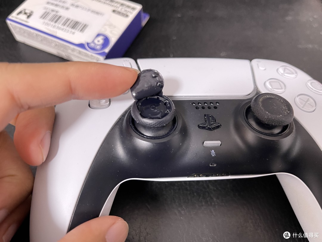 PS5手柄摇杆帽“裂开了”，玩着GT7破防了