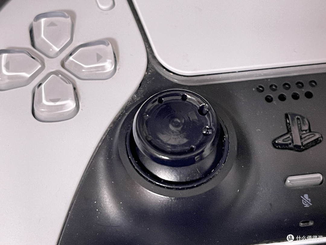 PS5手柄摇杆帽“裂开了”，玩着GT7破防了