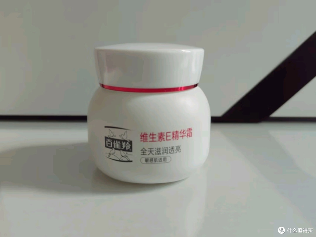 百雀羚维生素E精华霜:敏感肌的全天候滋润守护