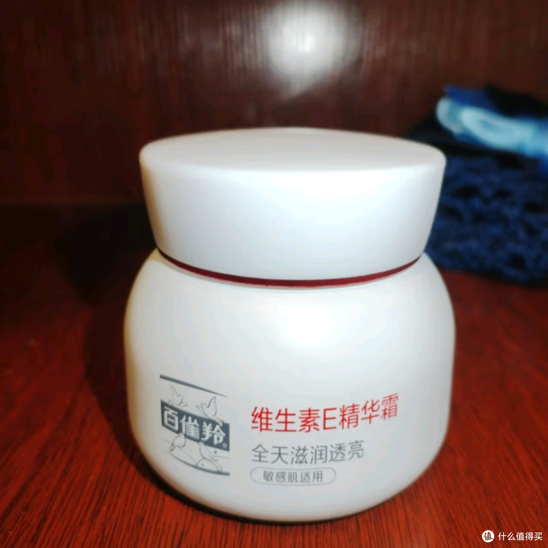 百雀羚维生素E精华霜:敏感肌的全天候滋润守护
