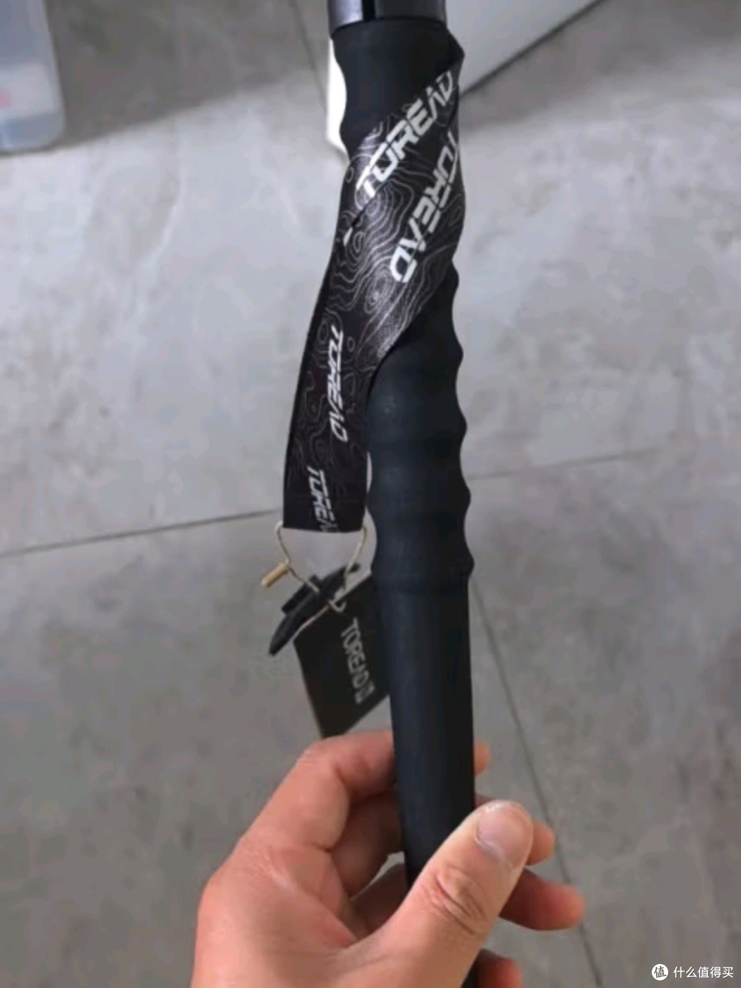 探路者碳素登山杖:深炭灰,轻盈力量,户外探险的最佳伴侣