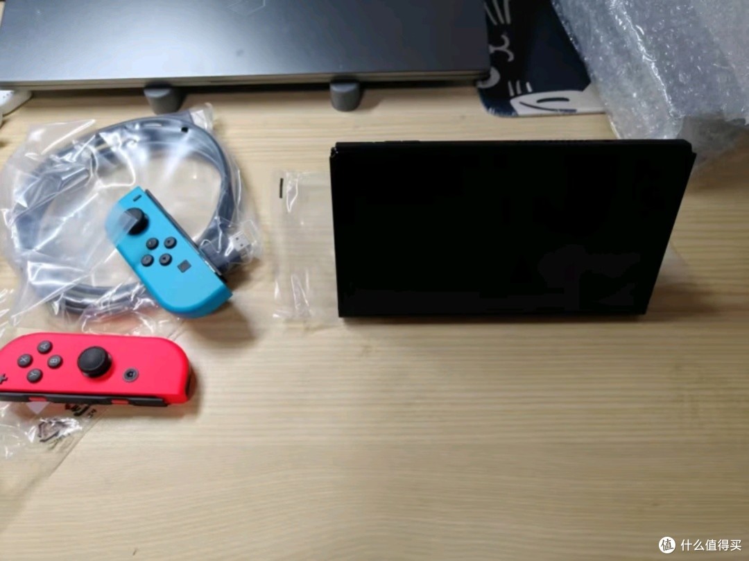任天堂Switch日版OLED红蓝：掌机新选择，游戏新体验