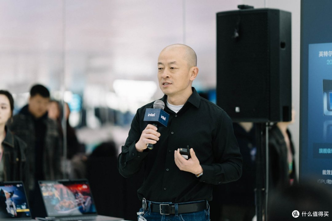 让笔记本左手静音长续航,右手AI全生态,英特尔是如何做到的?