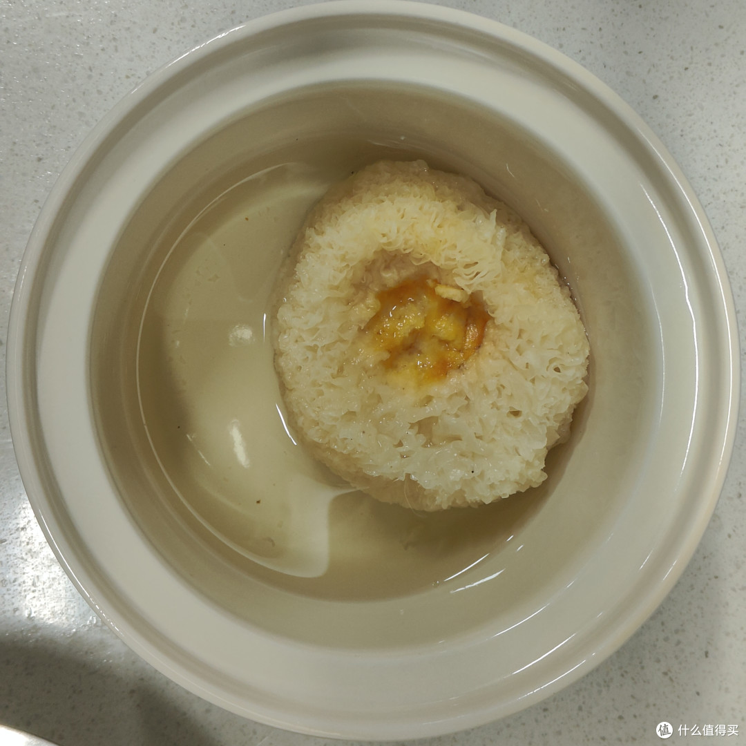 泡发银耳。