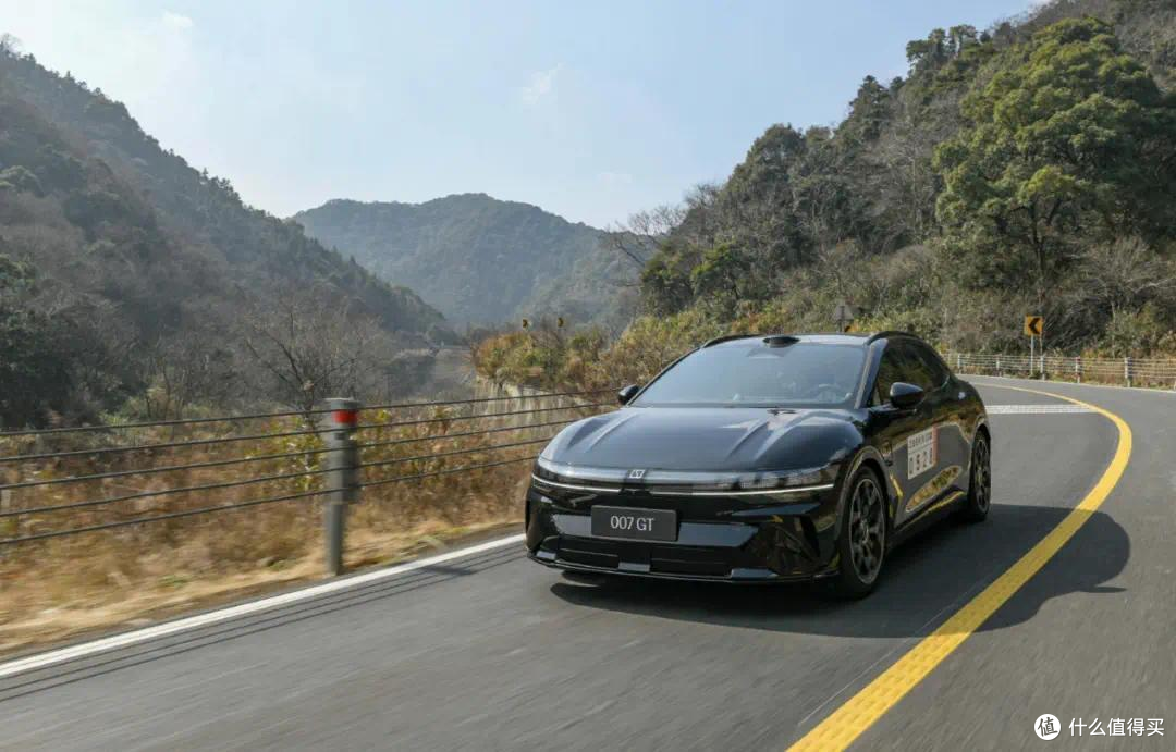 21.98万!极氪007 GT,两厢轿跑搭800V电驱,真"轻快"能爆款吗?