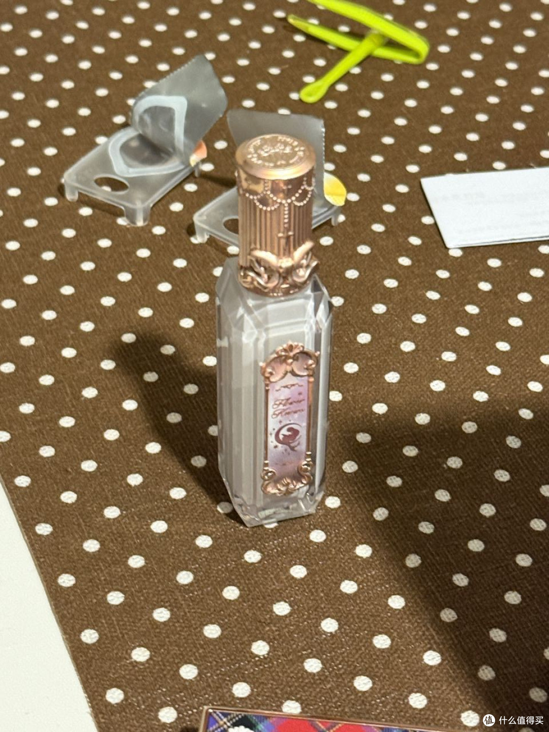 花知晓的这一个宝石人鱼镜面唇釉。蛮好用的。