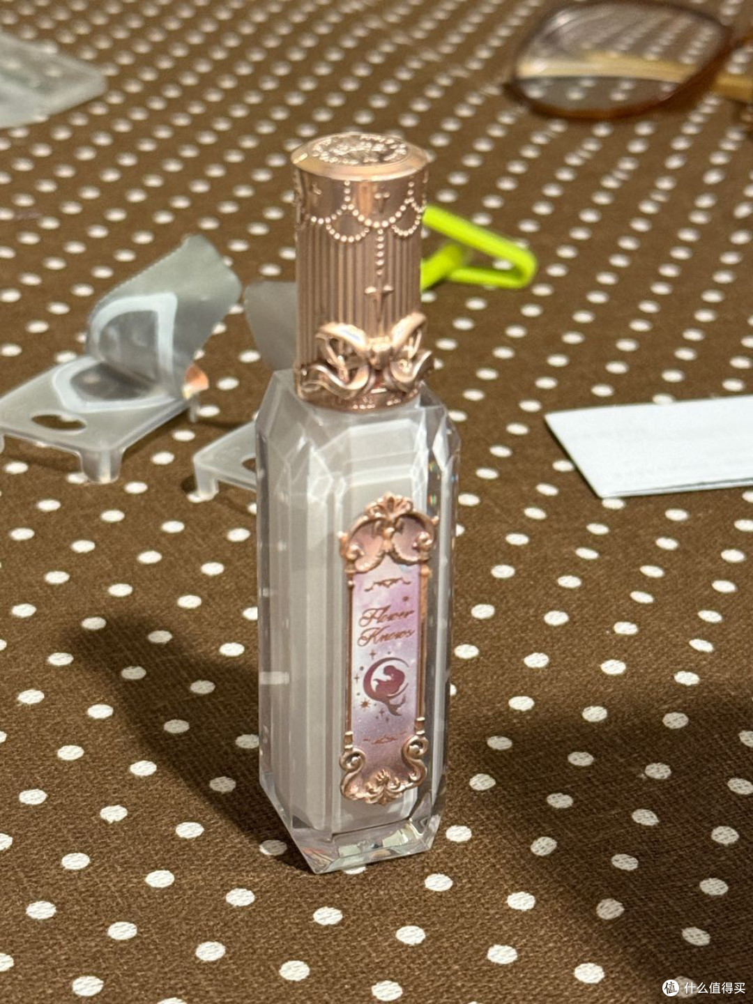 花知晓的这一个宝石人鱼镜面唇釉。蛮好用的。