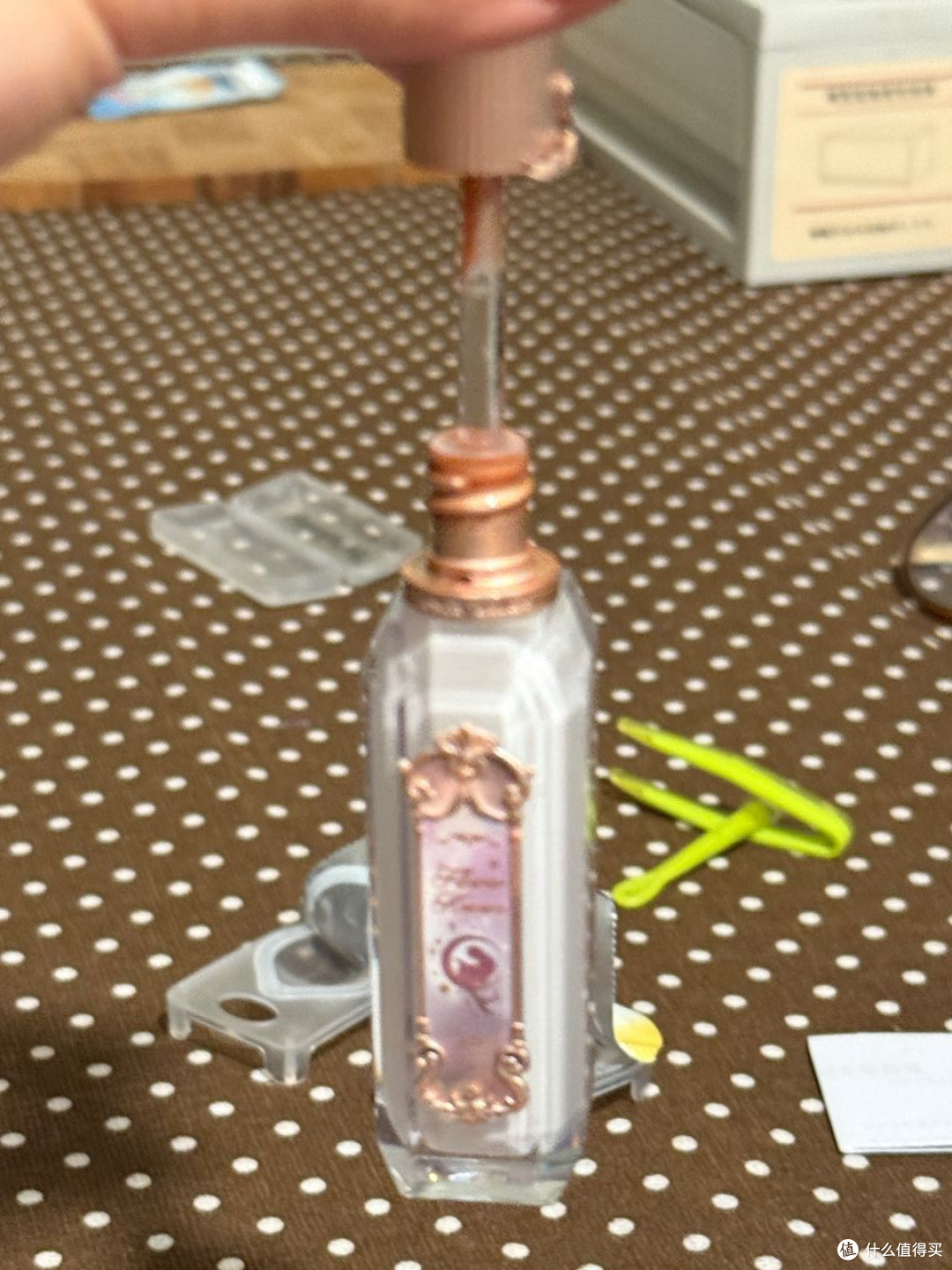 花知晓的这一个宝石人鱼镜面唇釉。蛮好用的。