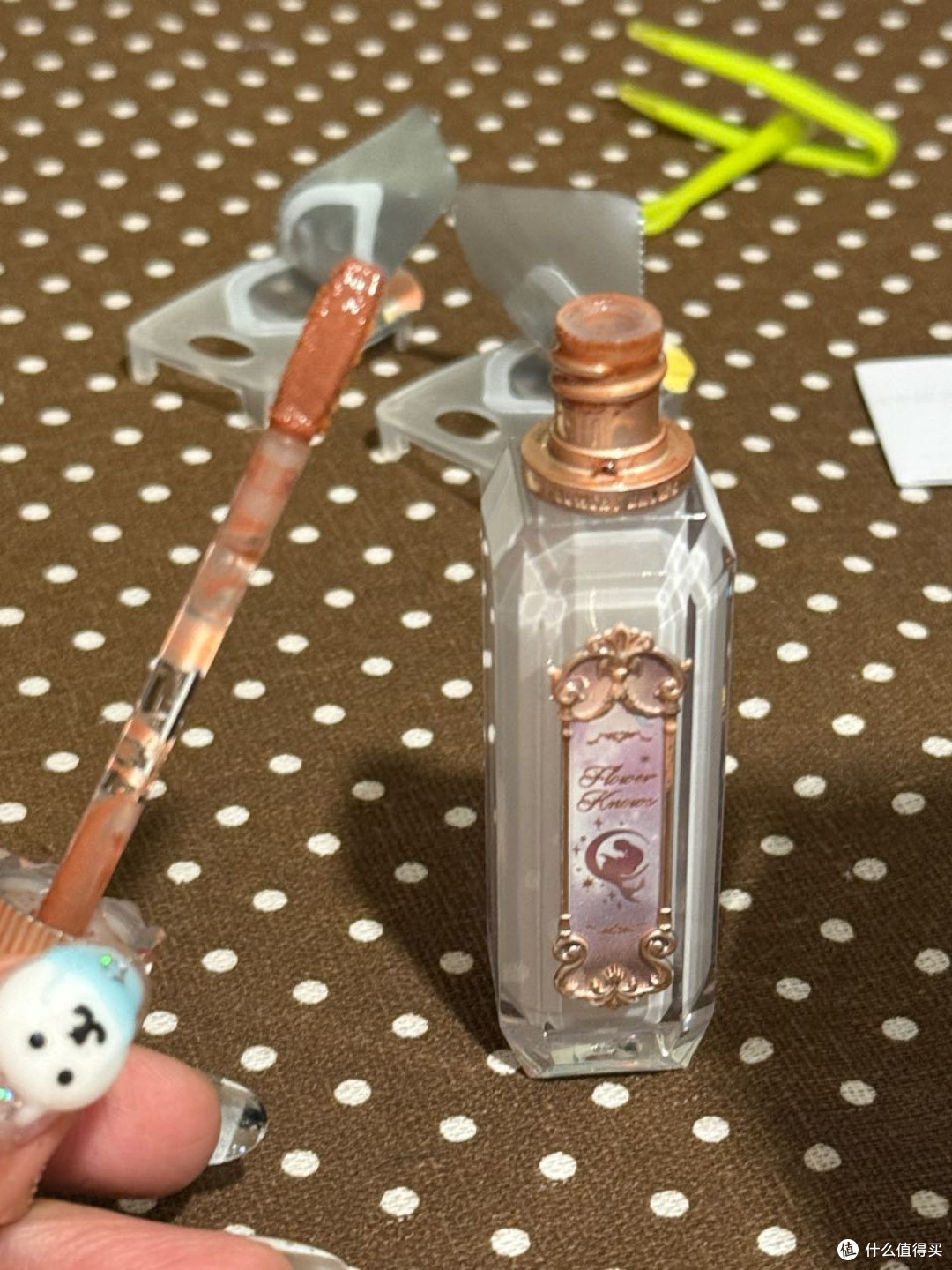 花知晓的这一个宝石人鱼镜面唇釉。蛮好用的。