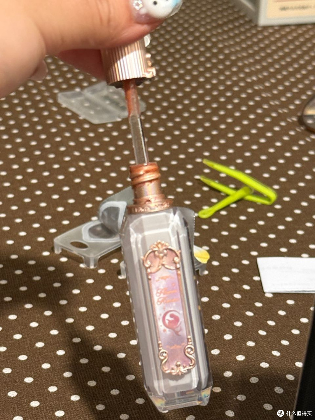 花知晓的这一个宝石人鱼镜面唇釉。蛮好用的。