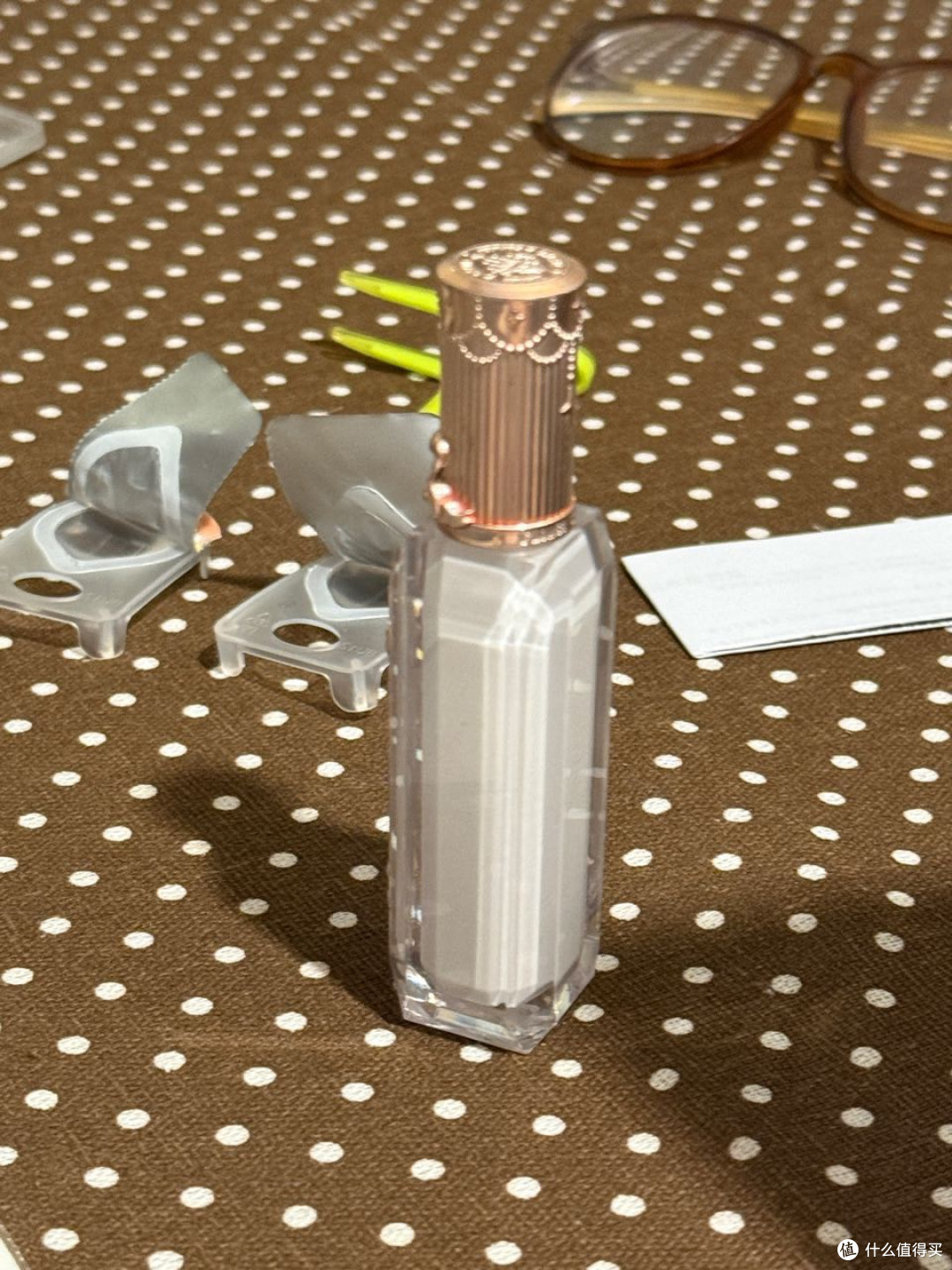 花知晓的这一个宝石人鱼镜面唇釉。蛮好用的。