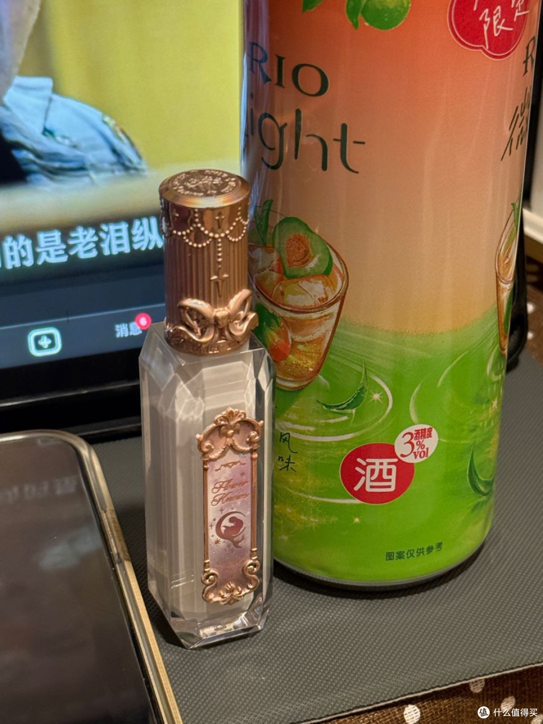 花知晓的这一个宝石人鱼镜面唇釉。蛮好用的。