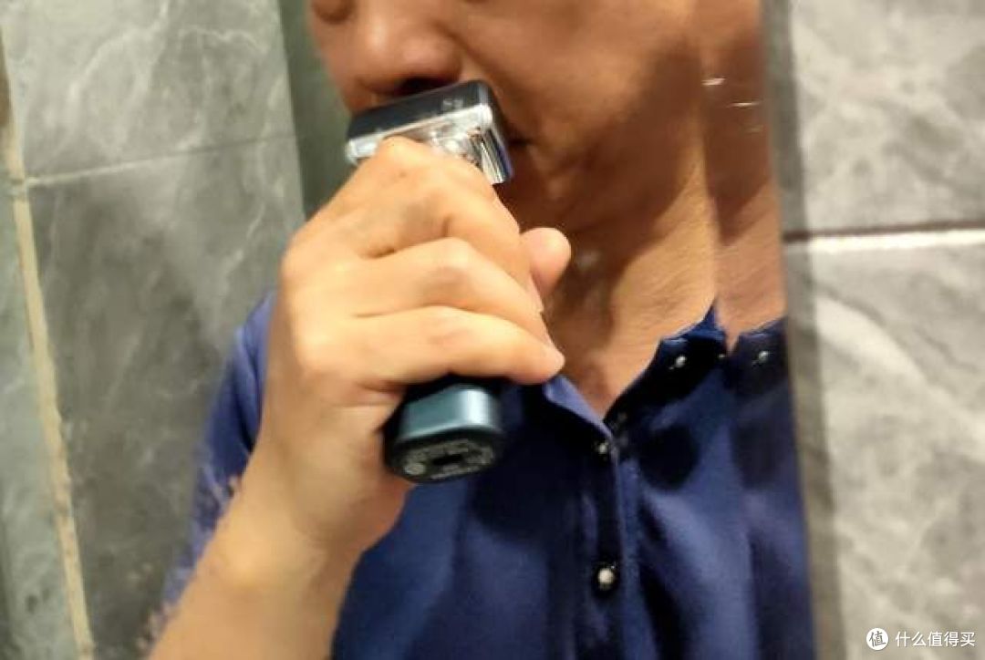五刀头狂魔精准捕获每根胡须,媲美手动剃须,未野MRX剃须刀测评