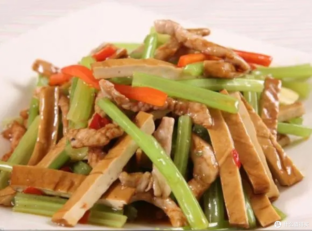 芹菜肉丝：平凡中的美味华章