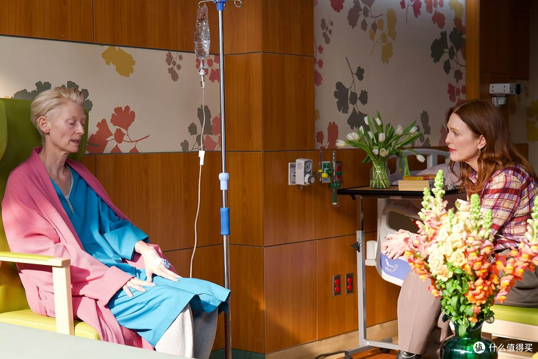 阿莫多瓦新片:穿Valentino赴死?两个女人在隔壁房间说再见~